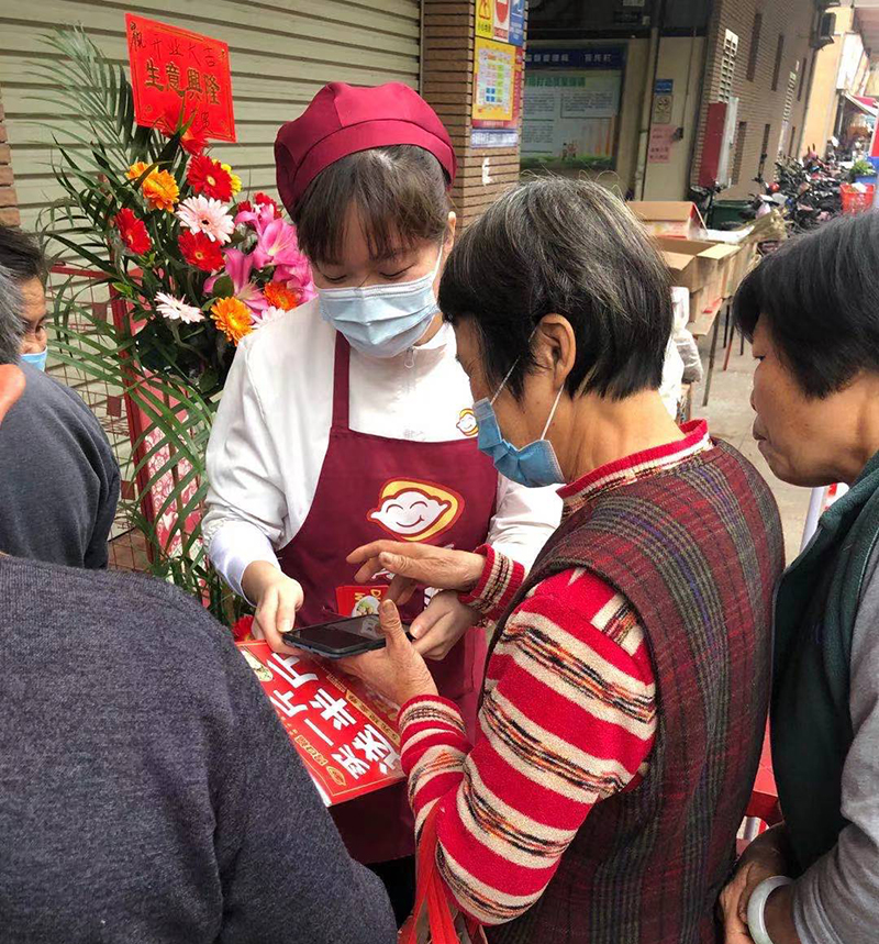 何老板萬萬沒想到，自己的餃子云吞店開業(yè)的第一天就門庭若市